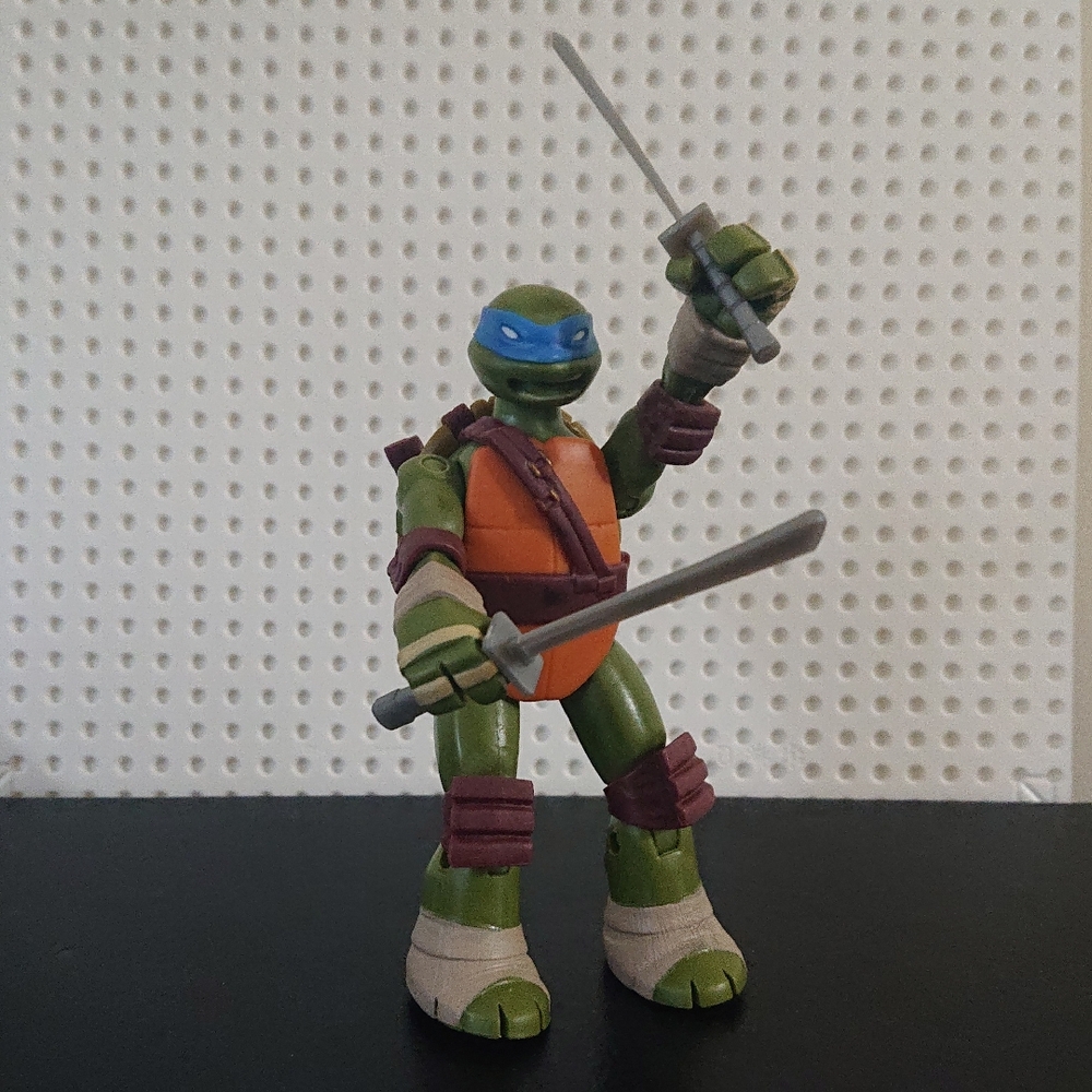 TMNT Teenage Mutant Ninja Turtles - Leonardo Storage Shell Action Figure 2013